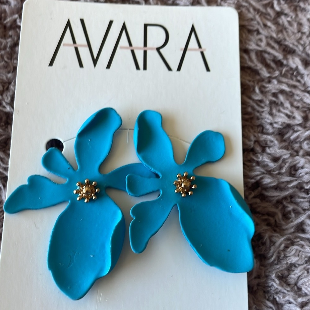 Flower earrings.